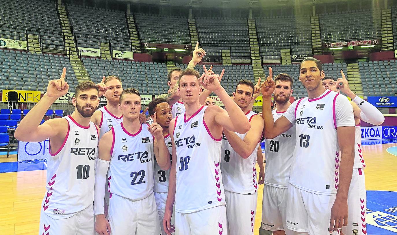 Homenaje. La plantilla del Bilbao Basket dedicó su victoria de ayer en San Sebastián a José Manuel Cortizas.