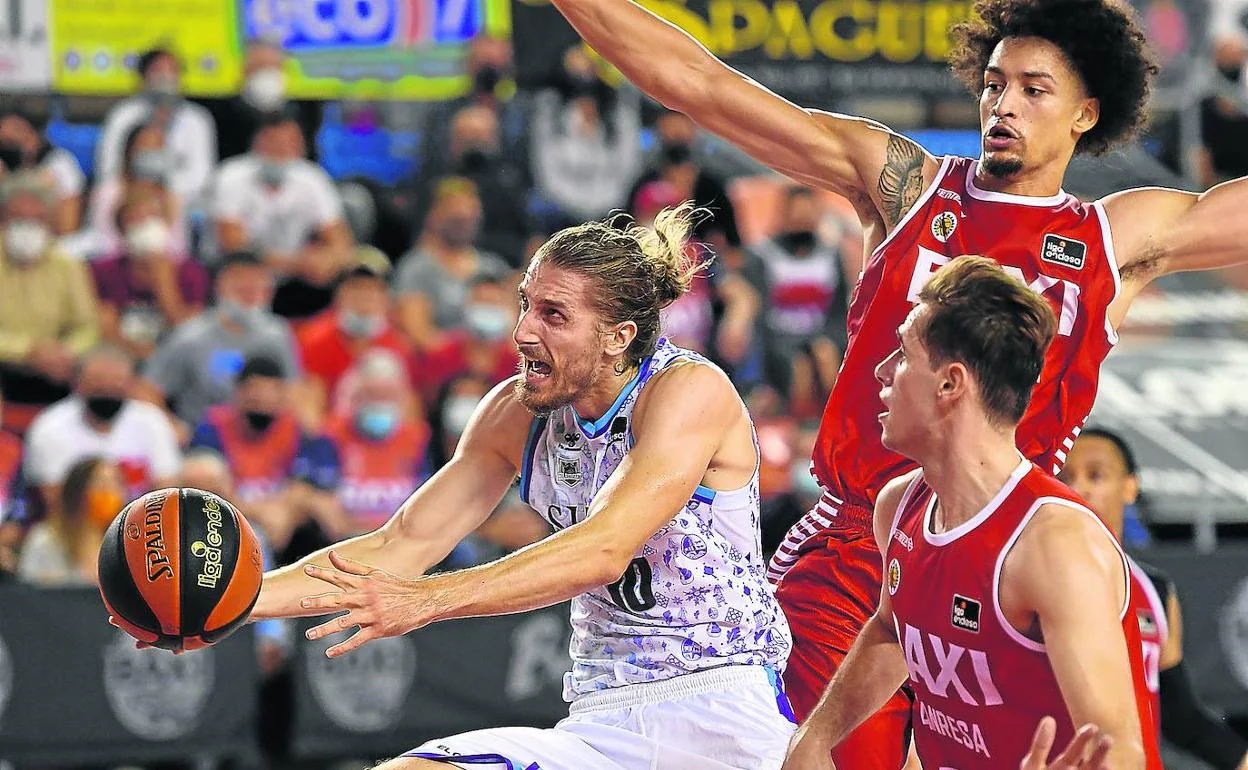 Valentin Bigote fue el máximo anotador del Bilbao Basket con 16 puntos.