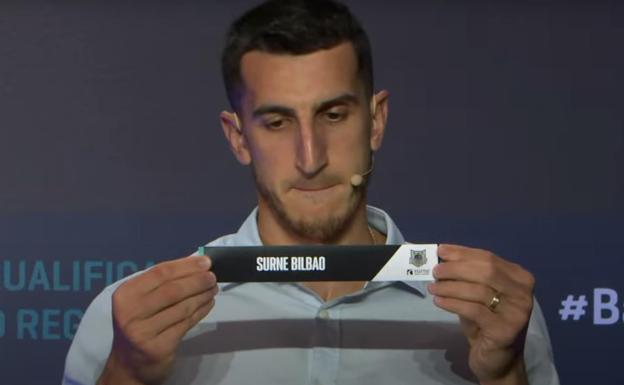 El pívot serbio Dejan Kravic muestra el nombre del Bilbao Basket. 