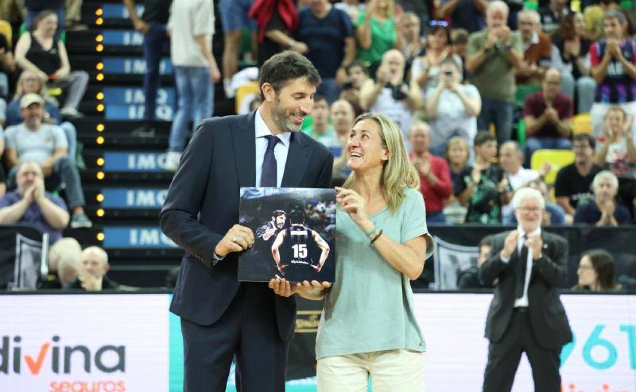 La presidenta del Bilbao Basket, Isabel Iturbe, entrega un cuadro a Mumbrú.
