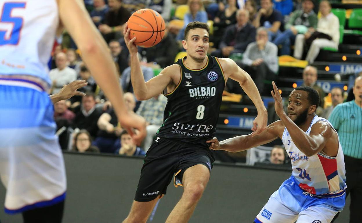 Álex Reyes supera la defensa de Antabia Waller para anotar contra el Igokea en la Champions. 