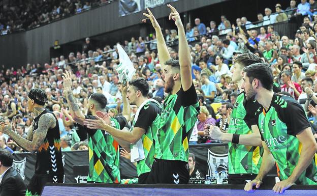 Jugadores del Surne animan a sus compañeros en el partido contra el Baskonia en un Bilbao Arena con más de 9.000 aficionados en las gradas. /pankra nieto