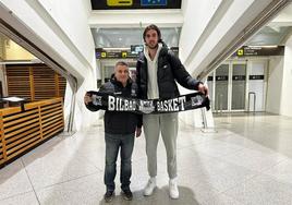 Tsalmpouris ha sido recibido este lunes por Rafa Pueyo, director deportivo del Bilbao Basket, en el aeropuerto de Loiu.