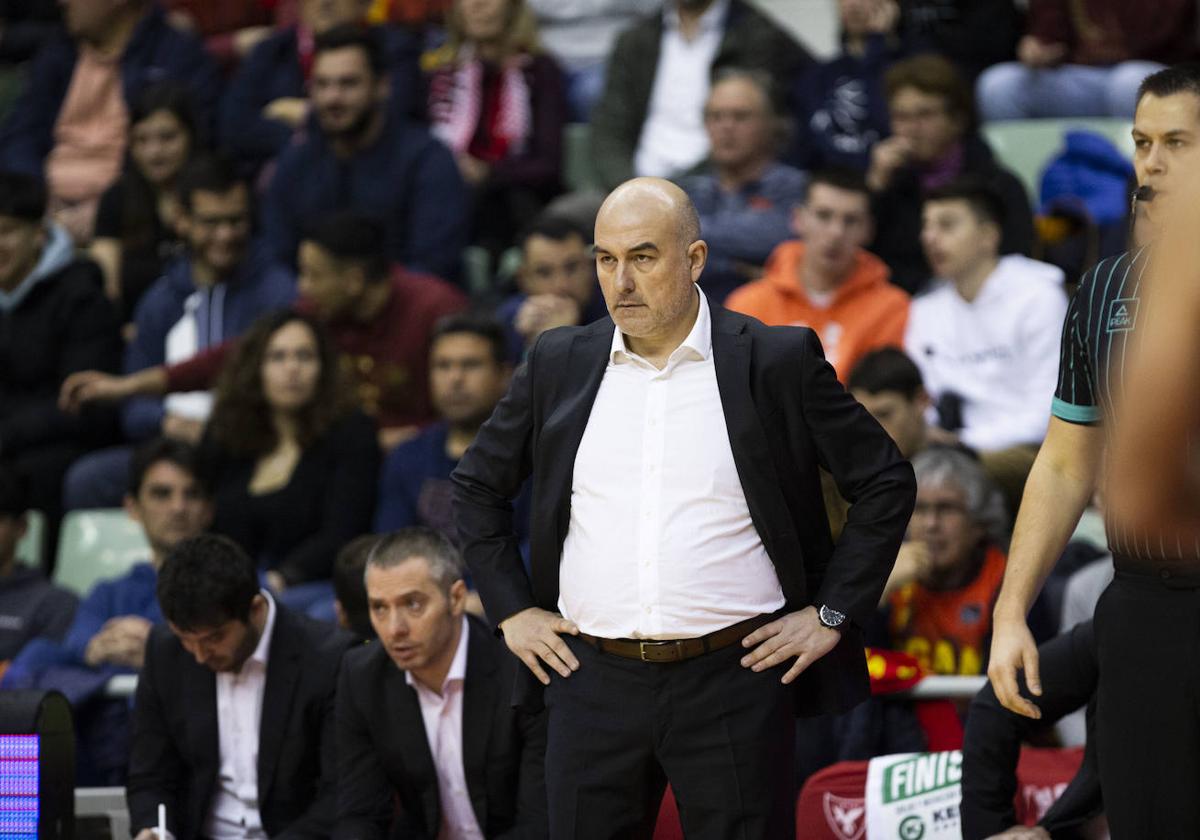 Jaume Ponsarnau sigue con atención el partido.