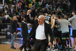 Ponsarnau celebra una victoria del Bilbao Basket.