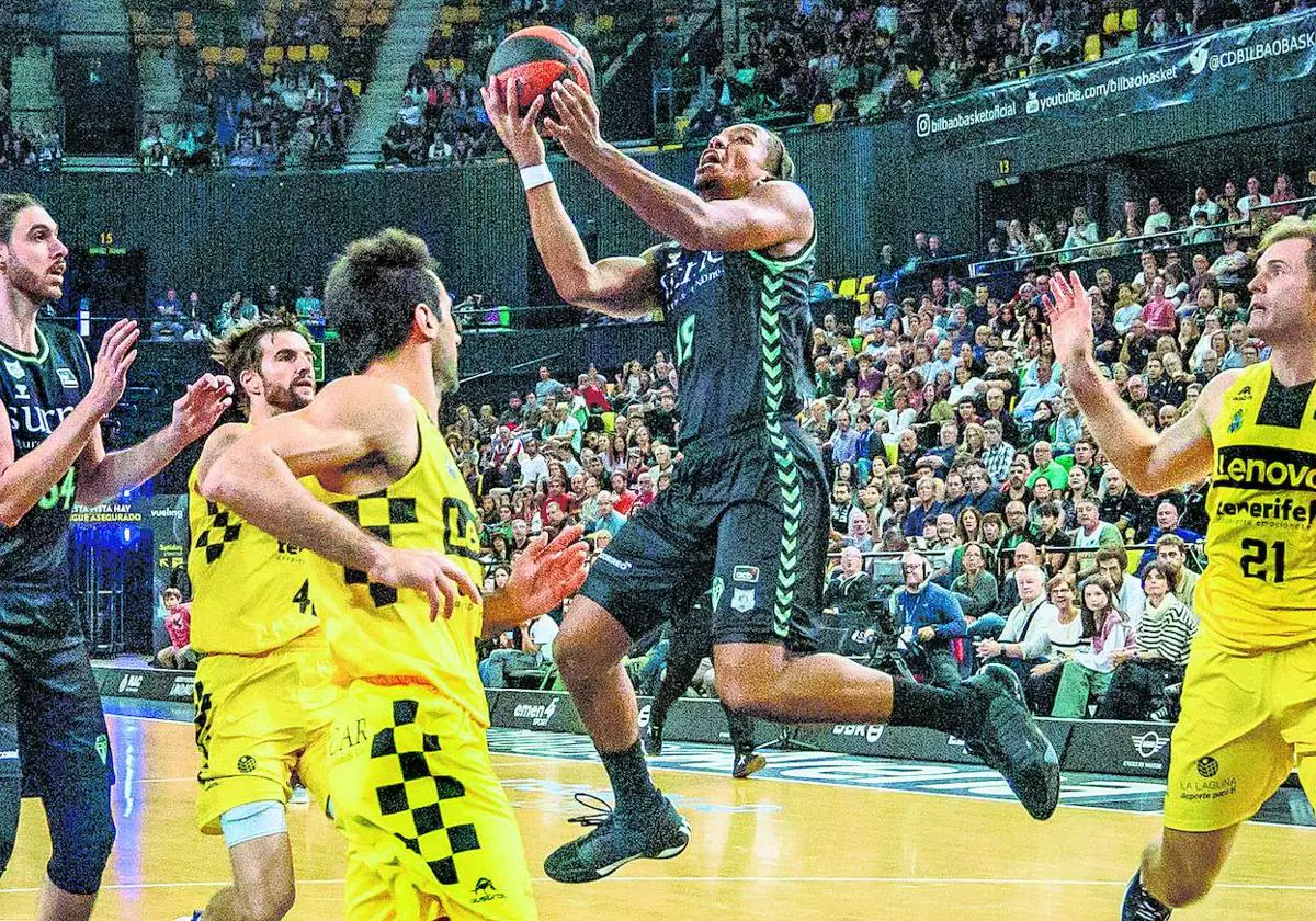 Melwin Pantzar busca la canasta en el partido ante el Sibiu rumano, que el Bilbao Basket ganó con comodidad.