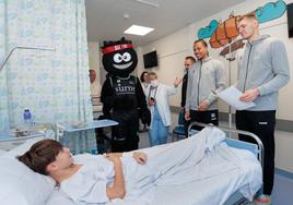 La plantilla del Bilbao Basket alegra la Navidad a los niños hospitalizados en Cruces y Basurto