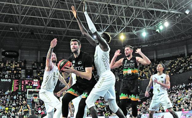 Jeff Withey se abre paso entre Radovic y Diop en el partido del domingo del Bilbao Basket contra el Murcia.