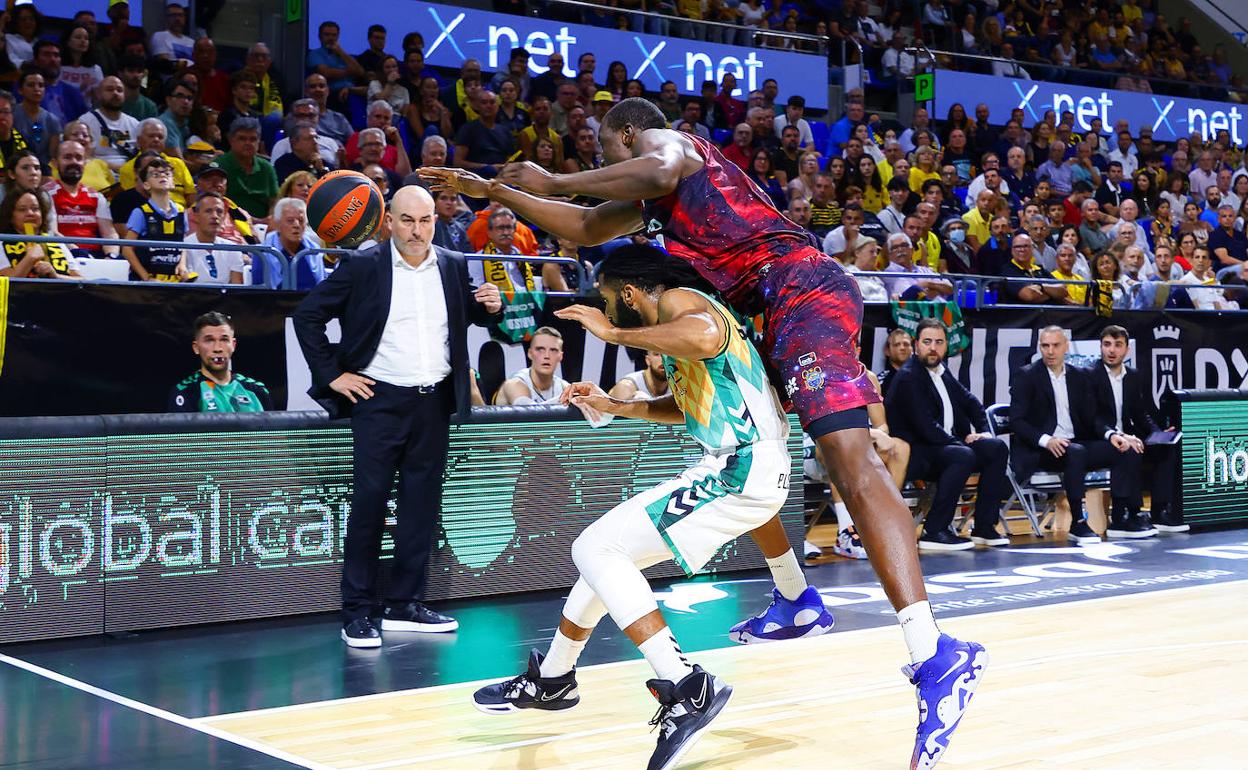 Ponsarnau observa una jugada ante el Tenerife, también rival del Bilbao Basket en su aventura europea. 