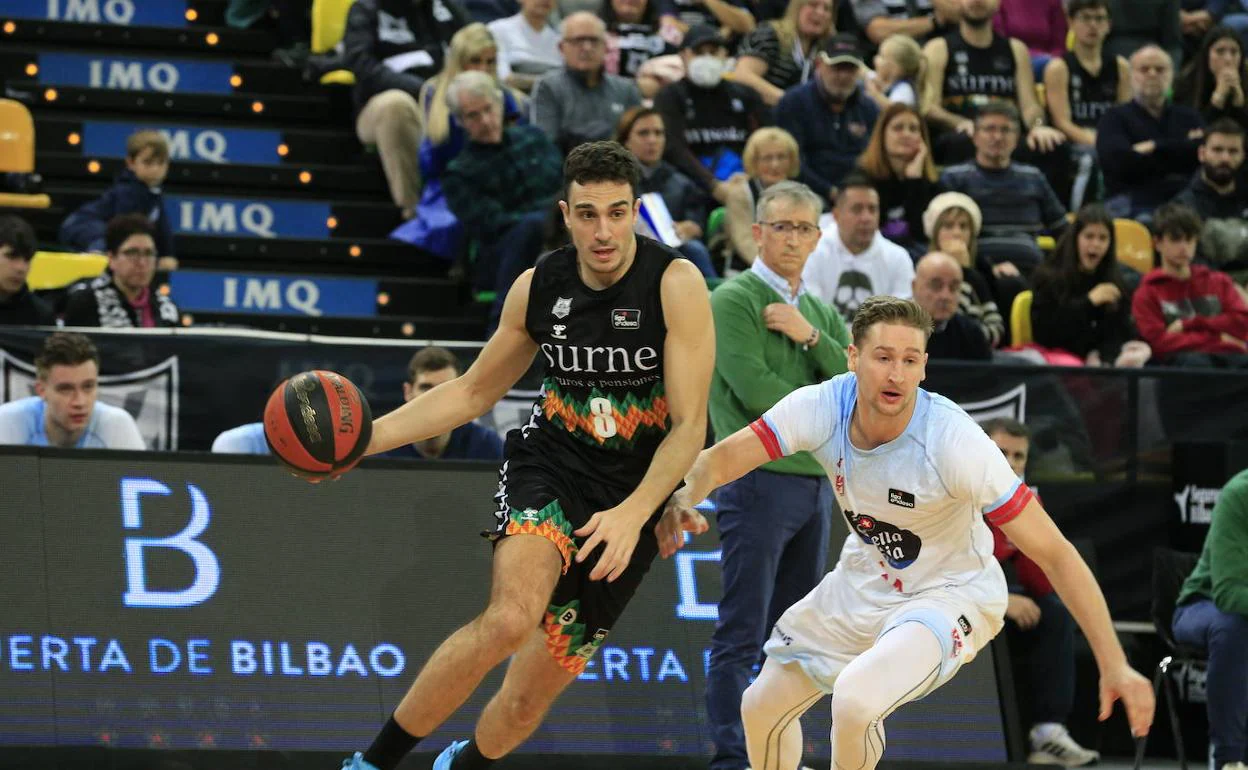 Álex Reyes trata de irse de David Walker del Obradoiro en el partido de la primera vuelta en Miribilla. 