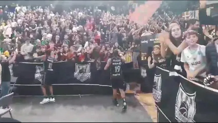 Los jugadores del Bilbao Basket salen a saludar al público tras la victoria frente al Zaragoza