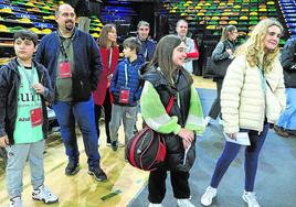 Suscriptores de EL CORREO observan la cancha de Miribilla, donde asistieron a la victoria del Bilbao Basket contra el Oporto.