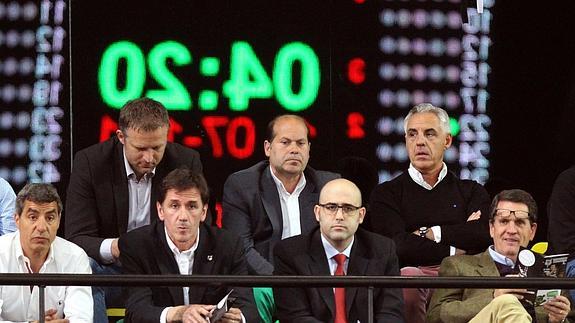 La nueva directiva del Bilbao Basket, encabezada por su presidente Xabier Jon Davalillo.