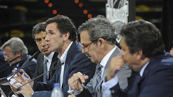 Xavier Jon Davalillo, presidente del club, durante una asamblea en Miribilla.