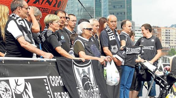 Los aficionados han reclamado en la calle que su equipo se mantenga en la ACB.