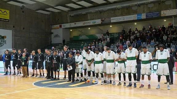 Emotivo minuto de silencio antes del encuentro. Vídeo: El Bilbao Basket canta 'La Marsellesa'.