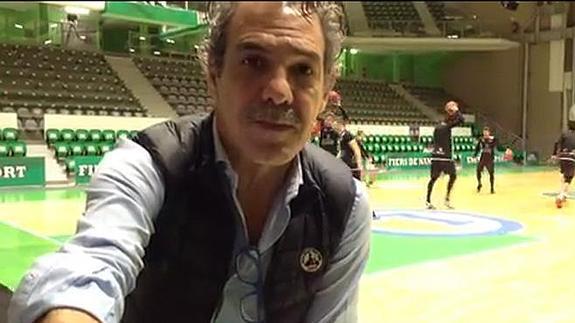 Carlos del Campo, consejero responsable de las finanzas del Bilbao Basket, habla a pie de pista.