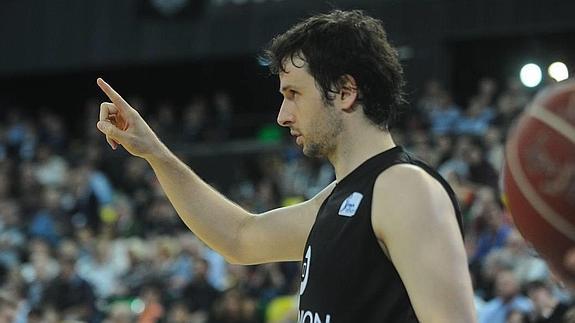 Raúl López, durante un encuentro con el Bilbao Basket.