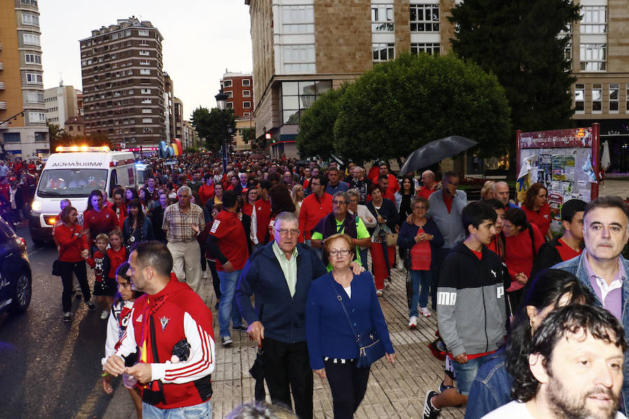 El inevitable acto protocolario en el Ayuntamiento de Miranda precedió a la explosión de alegría en una plaza teñida de rojo y negro que aclamó a los jugadores