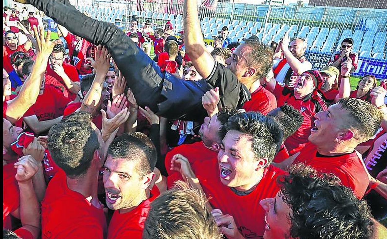 Los jugadores del Mirandés celebran el ascenso.