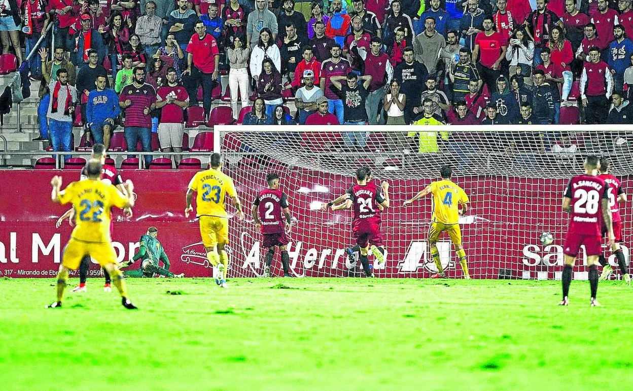 El Alcorcón logró el empate en el minuto 94 tras un pase de Paris, exrojillo que levantó los brazos tras ver cómo entraba el balón en la portería de Limones. 