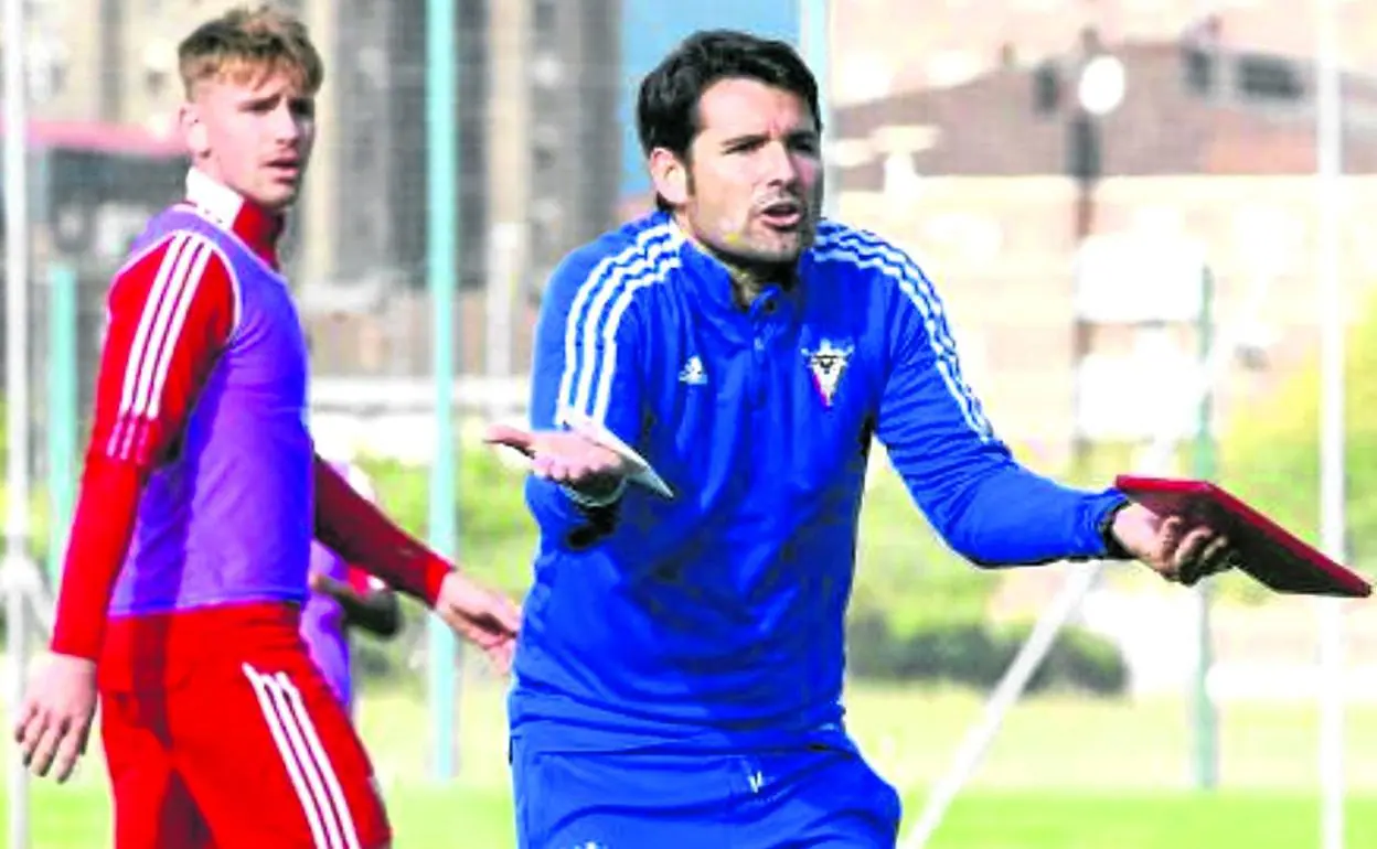 El entrenador del Mirandés, Lolo Escobar, se muestra muy activo en cada sesión preparatoria.
