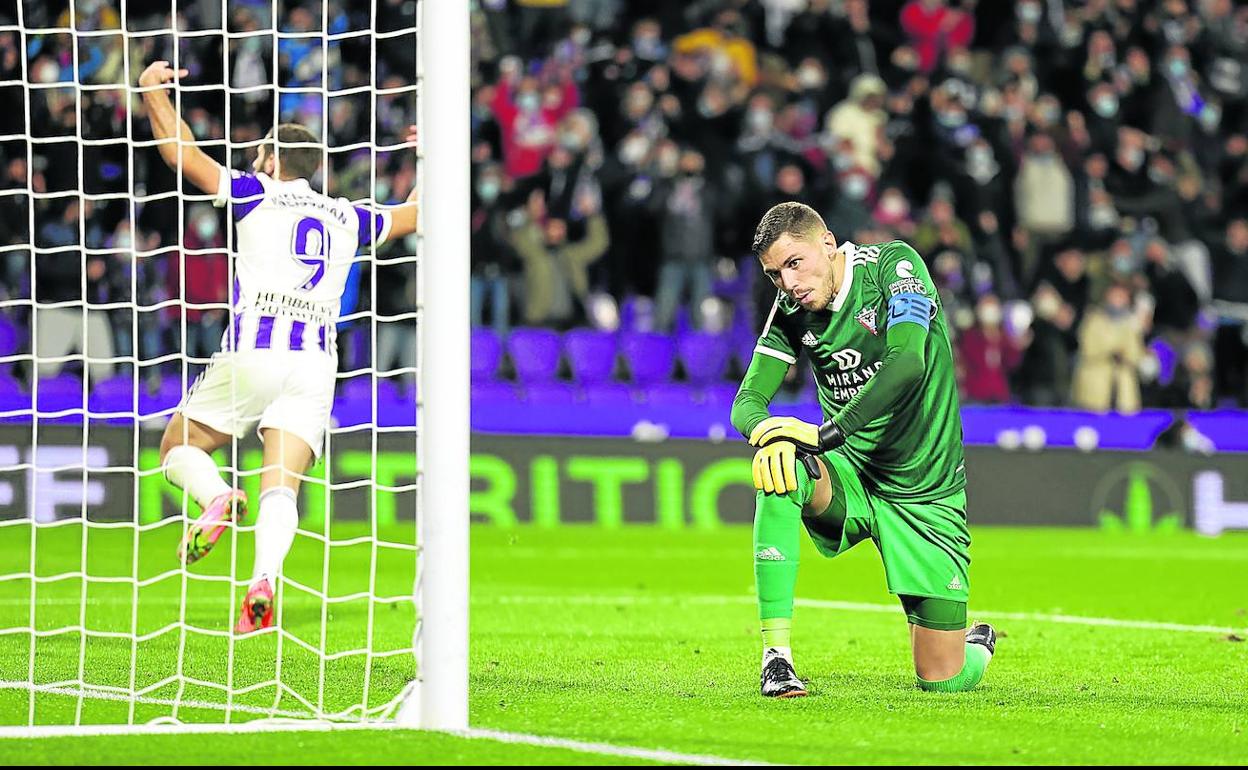 Lizoain, con gesto de desolación, tras encajar el primer gol del partido, obra del israelí Weissman.