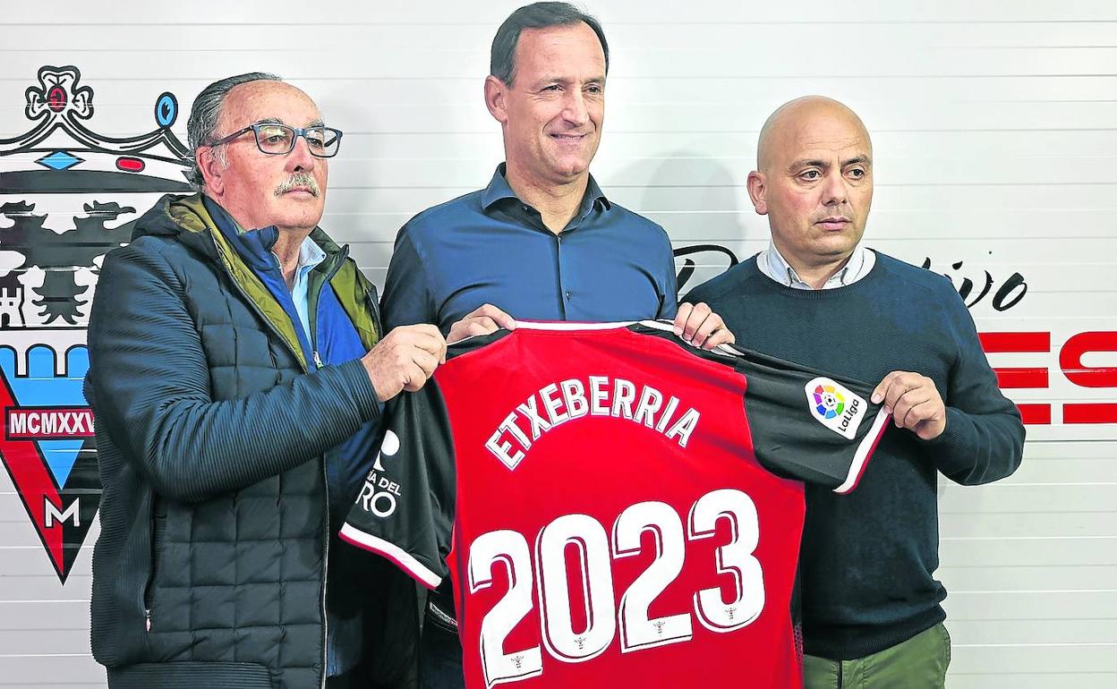 El presidente, Alfredo de Miguel, el entrenador, Joseba Etxeberria, y el director deportivo, Chema Aragón, con motivo de la renovación del técnico. 