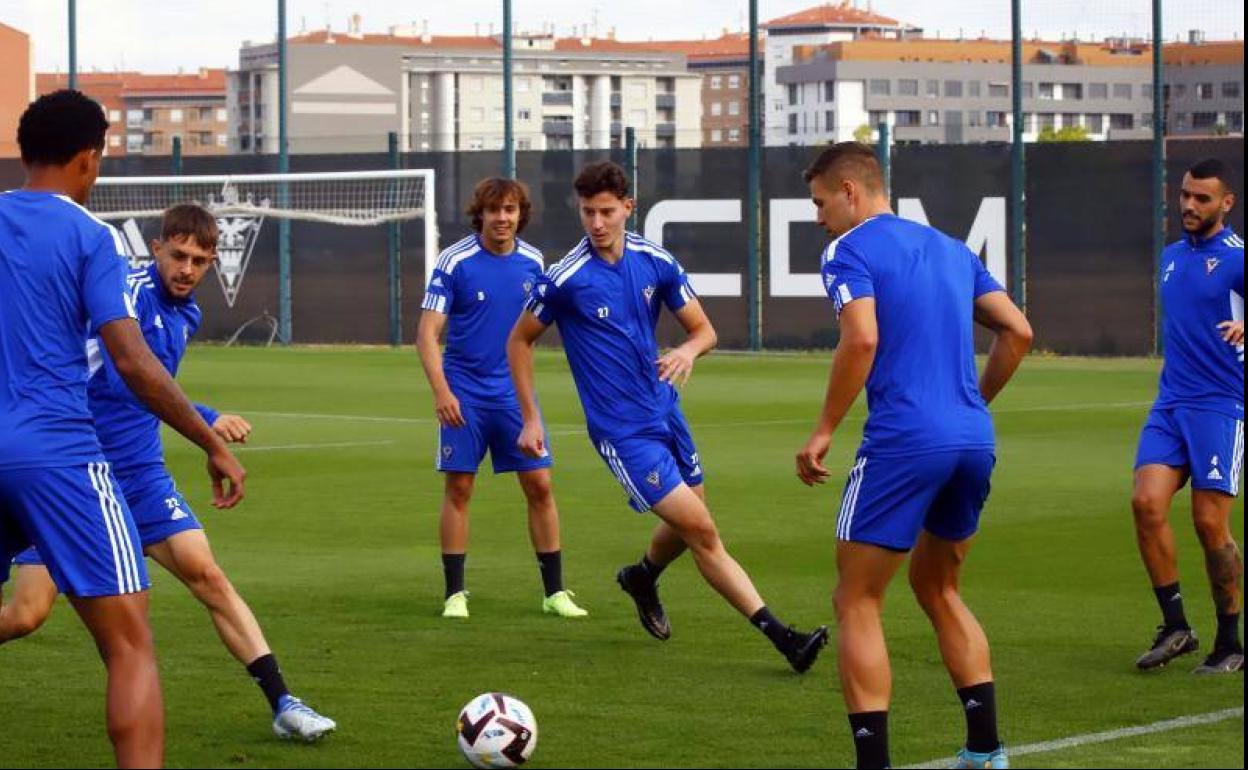 Atacar y defender muy juntos es lo que ha entrenado el Mirandés para ponerlo en práctica esta tarde en terreno granadino. 