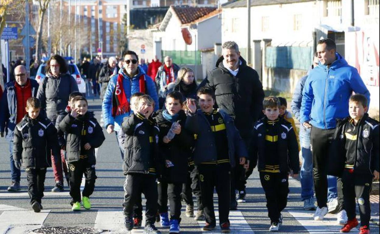 Niños del Casco Viejo acuden al estadio para ver el Mirandés-Ponferradina del pasado sábado. 