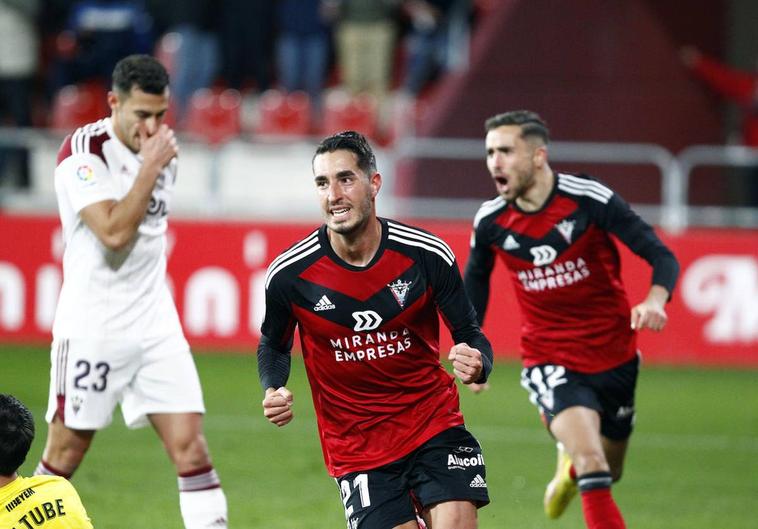 Roberto López y Salinas celebran un gol ante el Albacete, el único adversario al que ha ganado después de recibir primero uno del contrario