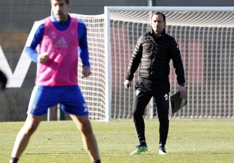 El técnico rojillo sigue con atención, detrás de Manu García, el desarrollo del entrenamiento.
