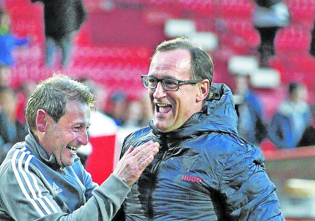 El míster recibe la felicitación de su cuerpo técnico tras ganar el derbi.