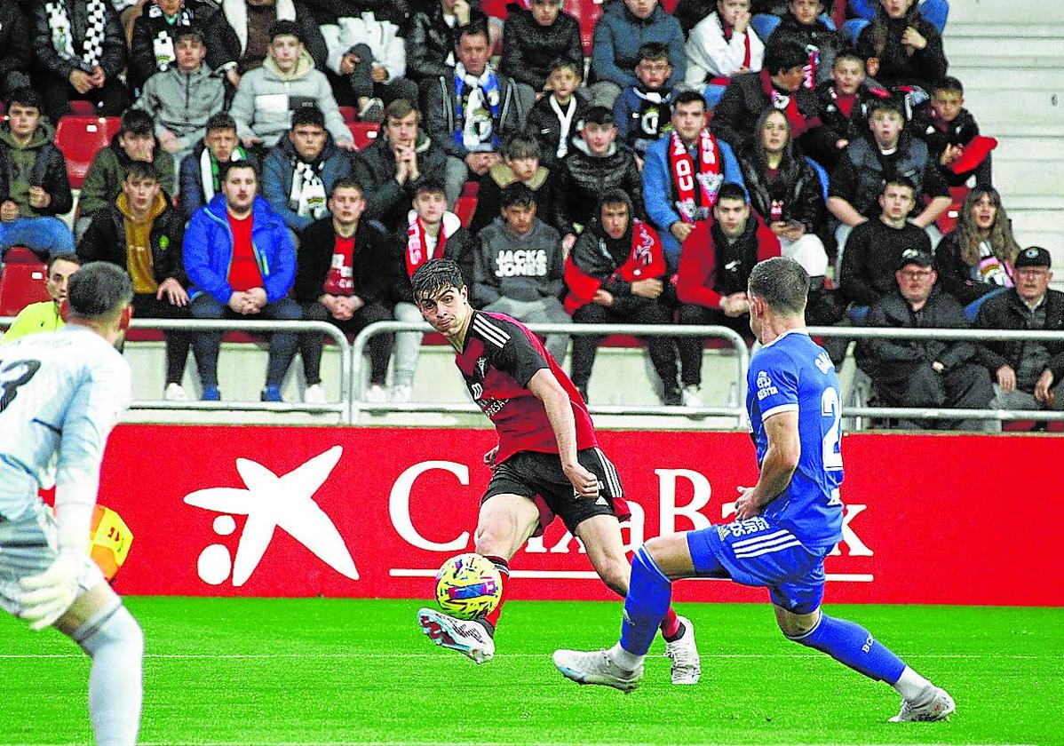 Juanlu centra al área en el encuentro contra el Burgos.