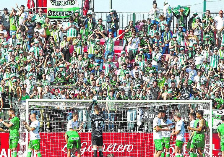 La afición racinguista denuncia el trato recibido por parte del club en Anduva