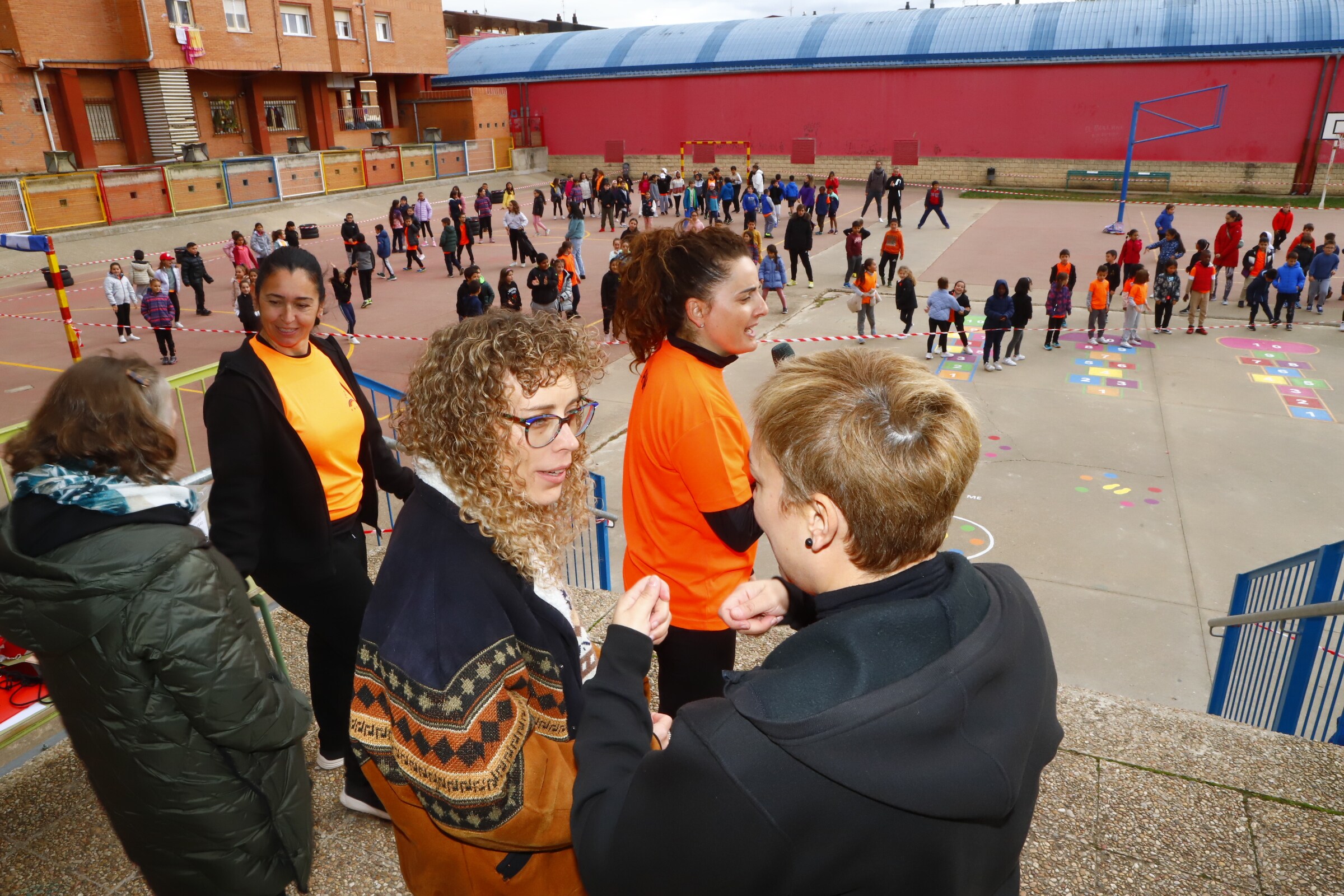 Estudiantes y profesores se abrigaron para completar las vueltas marcadas en la iniciativa solidaria del centro escolar.