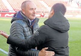 Víctor Fernández y Alessio Lisci se abrazaron antes del encuentro.