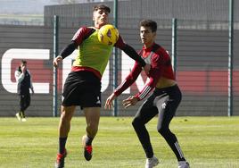 Carlos Martín e Ilyas Chaira, durante un entrenamiento.