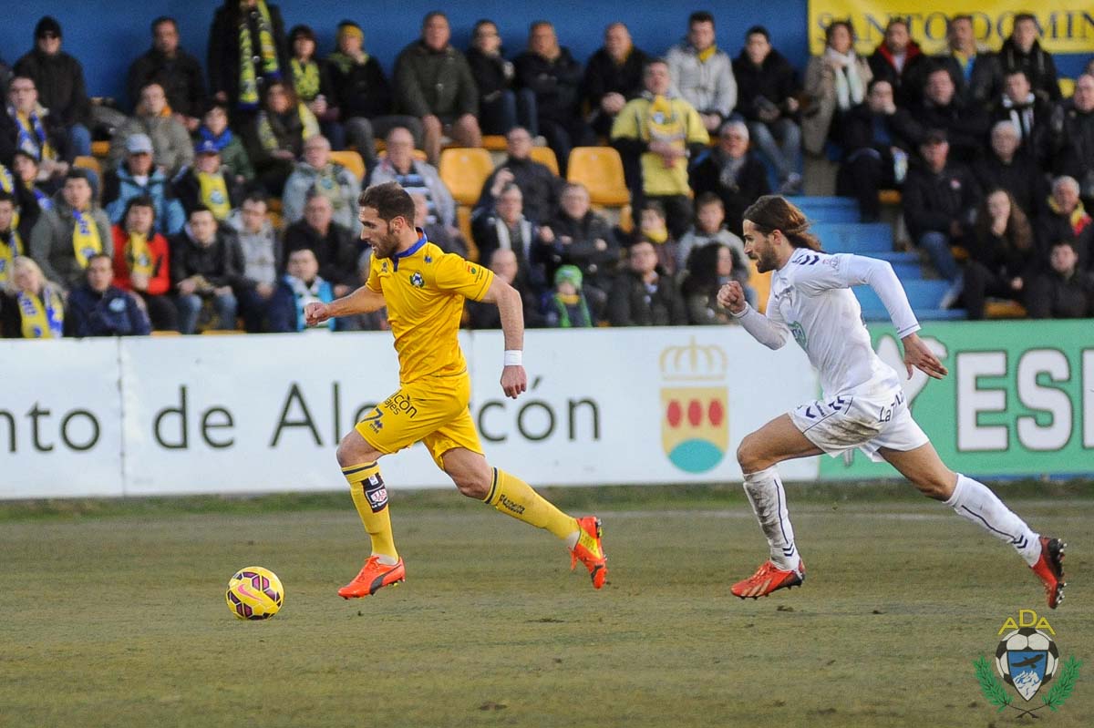 El pivote defensivo intenta conectar con el cuero en un lance del duelo ante el Albacete. 