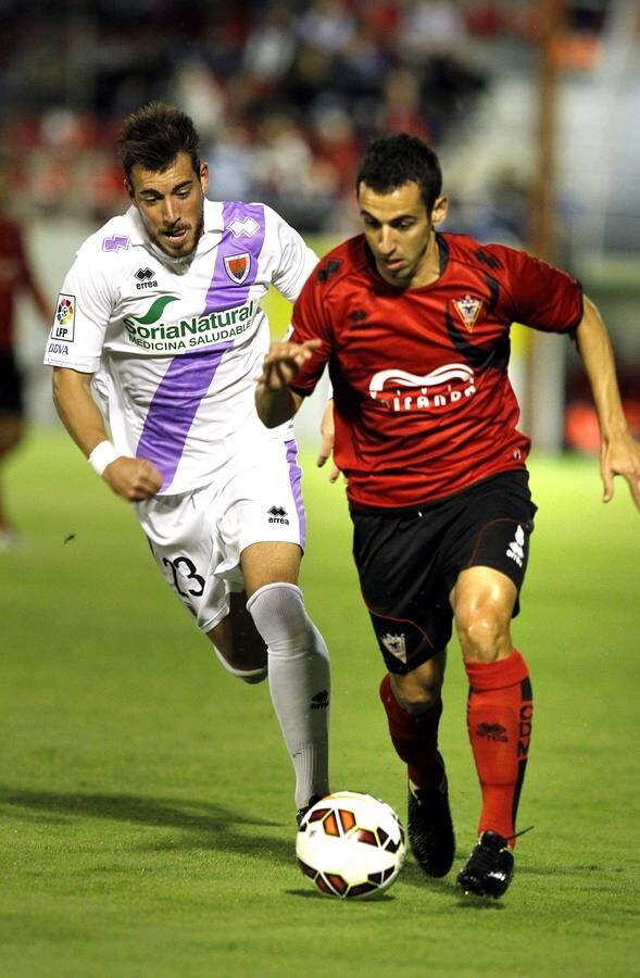 El ariete corre detrás de Emilio en el partido de la primera vuelta disputado en Anduva. 