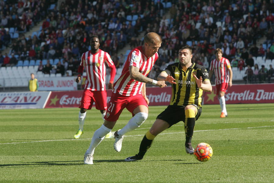 El defensa Morcillo, un ‘trotamundos’ del fútbol, intenta superar a Ángel, delantero del Zaragoza (2-1). 