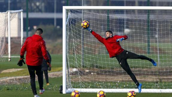 Los porteros rojillos Sergio Pérez y Roberto tendrán desde la semana próxima un entrenador específico. 