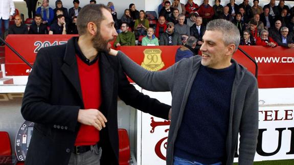 Javier Álvarez de los Mozos saluda al entrenador del Girona, Pablo Machín, antes del inicio del último partido disputado en Anduva.