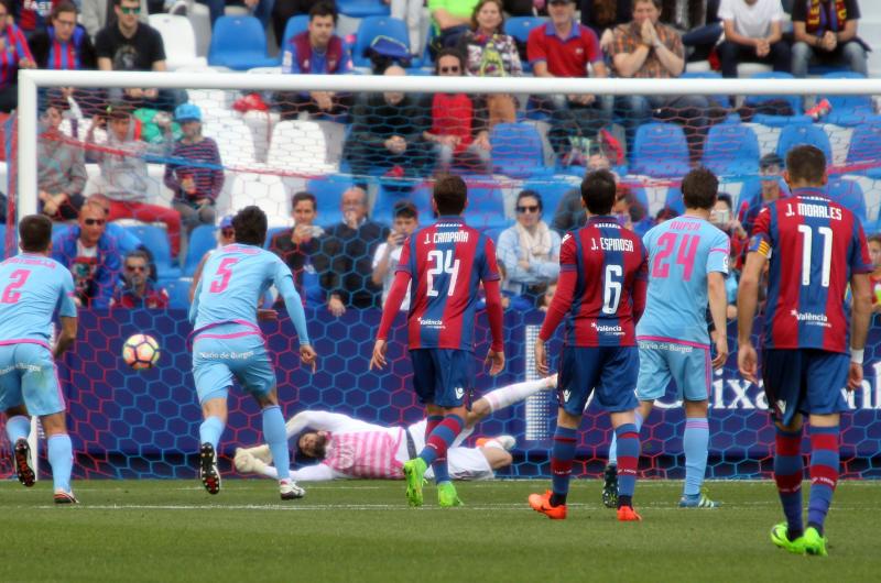 El líder sufre para ganar al Mirandés