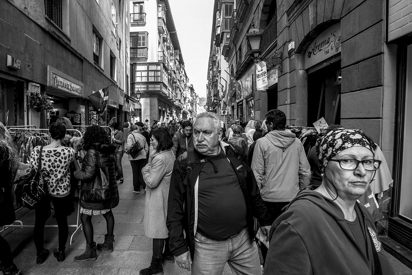 En las calles más comerciales, como Bidebarrieta, se dan cita personas de todas las edades.