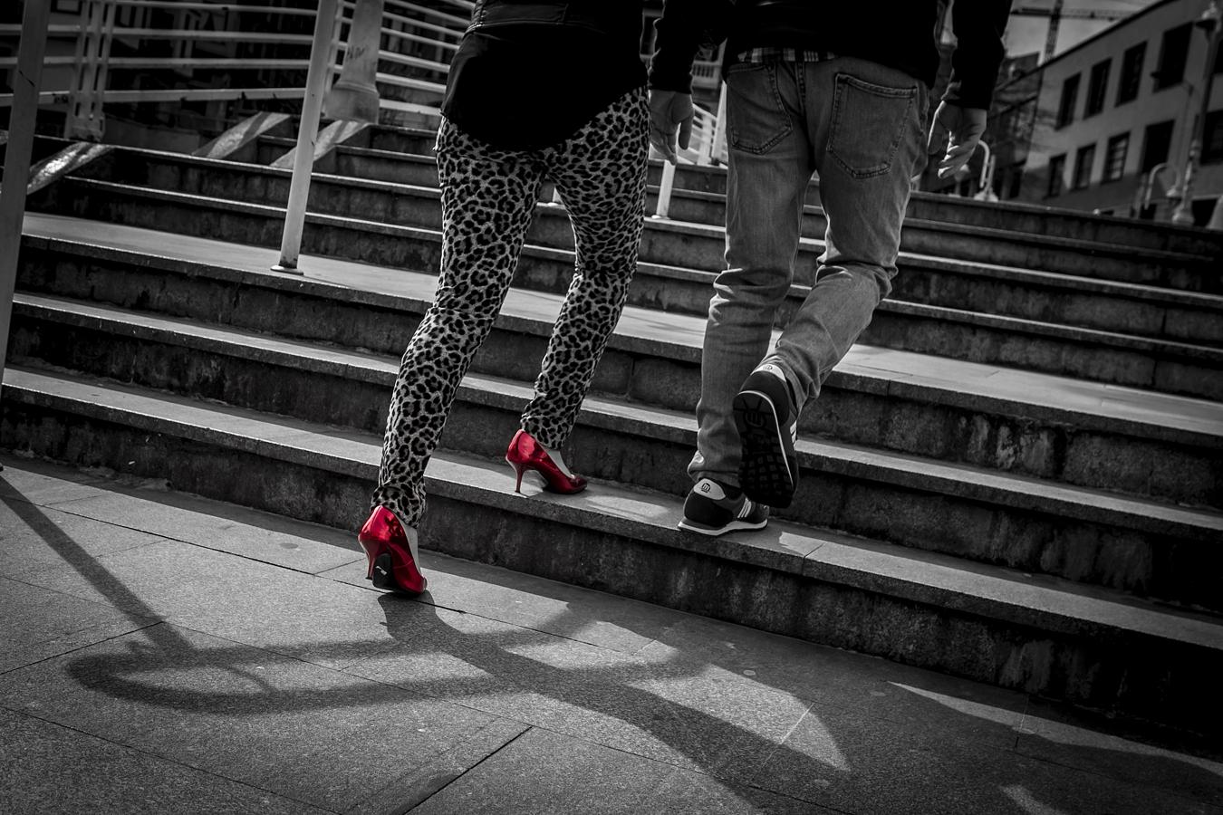Un poco de color para animar el suelo de Bilbao, en el puente peatonal de la Ribera.