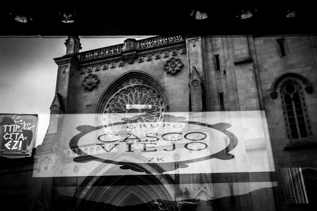 Los escaparates 'atrapan' a veces estampas de la ciudad, como este reflejo de la catedral.