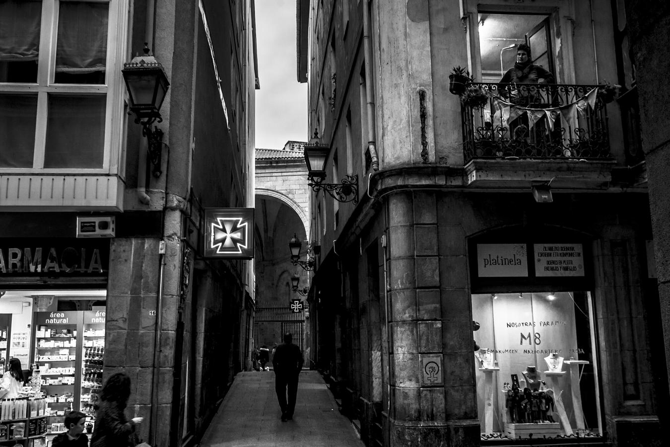 La catedral, al fondo y enmarcada por el cantón Alejandro de la Sota.
