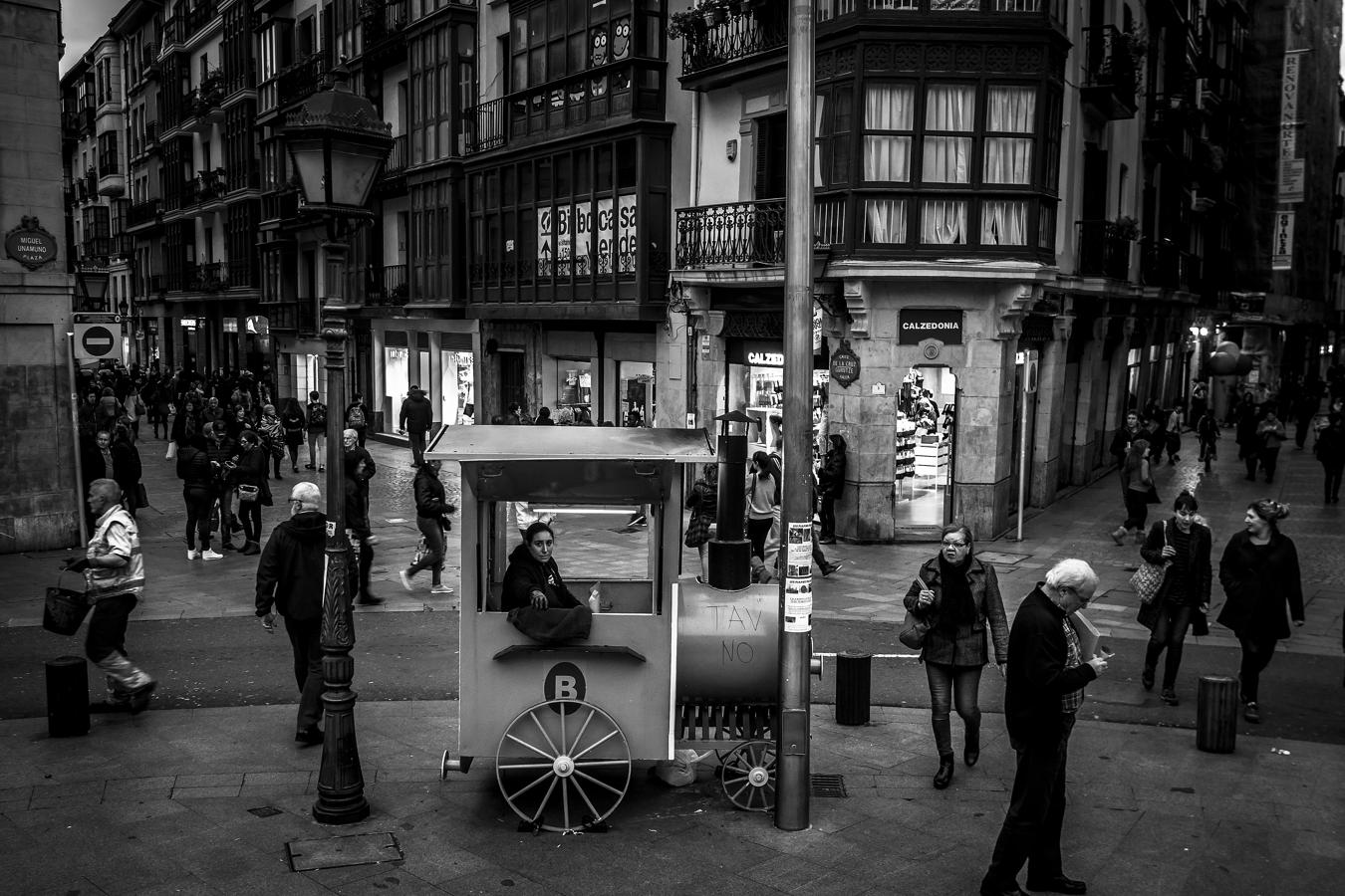 Aunque la gente va con prisa, muchos hacen un alto para comprar unas castañas asadas, que dan aroma a la Plaza Unamuno.