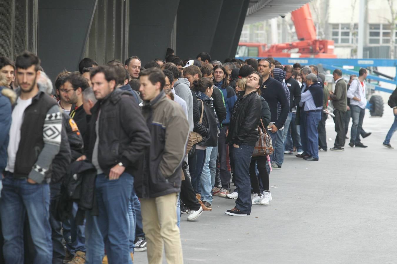 Largas colas en San Mamés para conseguir una entrada ante el Rayo